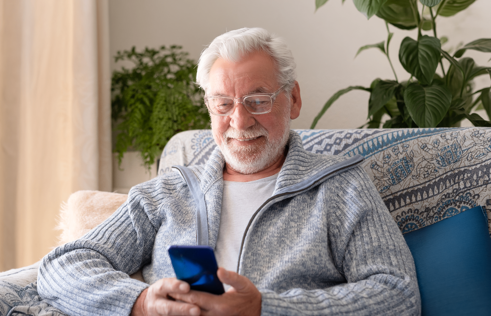 Papá usando WhatsApp